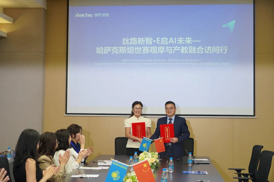签约.jpg 签约.jpg